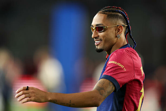 ВИДЕО. Футболист Барселоны погнался за человеком в парке. Причина