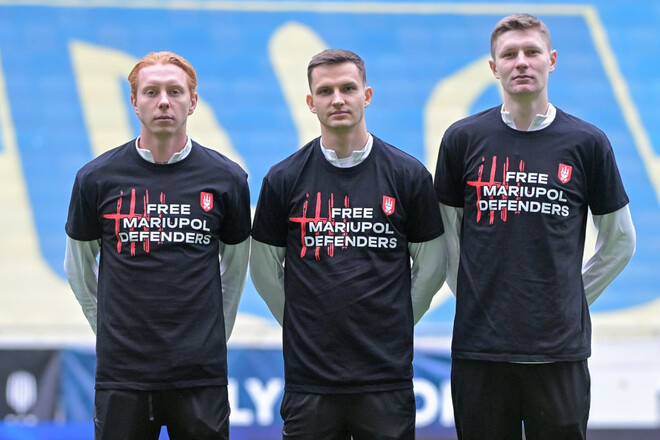 ФОТО. Шахтер приехал на матч с Рухом в футболках в поддержку пленных