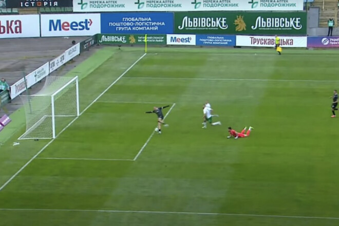 ВИДЕО. Слесар запутался в своих ногах и не забил в пустые ворота