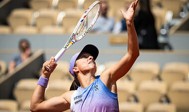 Свентек начала защиту титула на Ролан Гаррос с уверенной победы