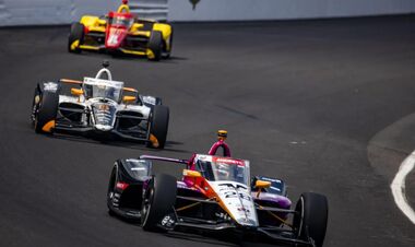 Трое пилотов потеряли позиции за нарушение правил в легендарной Инди 500