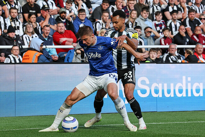 ОФИЦИАЛЬНО. С кем играть Миколенко? Эвертон покинуло четыре игрока