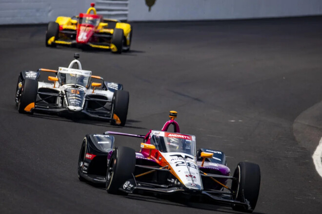 Трое пилотов потеряли позиции за нарушение правил в легендарной Инди 500