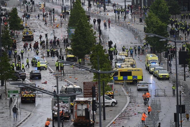 Під час чемпіонського параду у фанатів Ліверпуля в'їхала автівка