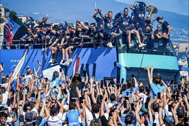 Вболівальники Наполі влаштували теплий прийом команди з титулом Серії А