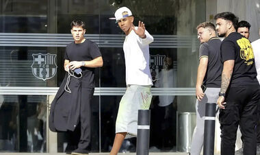 ФОТО. Ламин Ямаль шокировал своим внешним видом, подписывая контракт