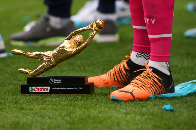 Награда одна, победителя два. Кто стал обладателем золотой перчатки АПЛ?