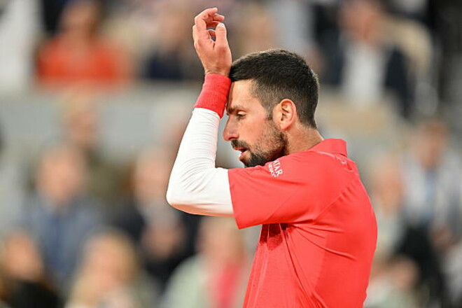 ВИДЕО. Новаку мешал ветер. Джокович успешно стартовал на Ролан Гаррос 2025