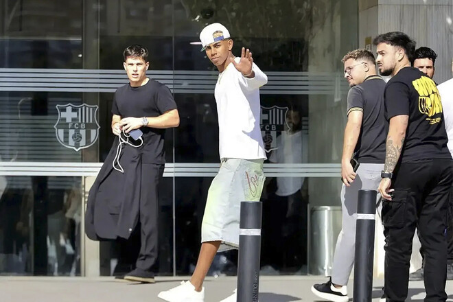 ФОТО. Ламин Ямаль шокировал своим внешним видом, подписывая контракт