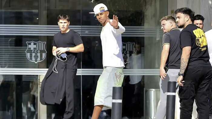 ФОТО. Ламин Ямаль шокировал своим внешним видом, подписывая контракт