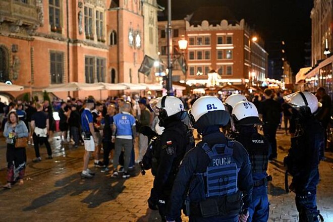 ВИДЕО. Летели пиво и стулья. Фаны Бетиса и Челси устроили массовую драку