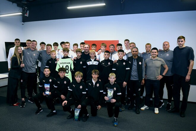 ФОТО. Легенда Шахтера провел встречу с игроками академии донецкого клуба