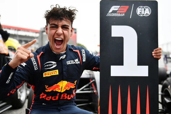 Экс-пилот Ф-1 поделился информацией о Рейсинг Буллз и назвал замену