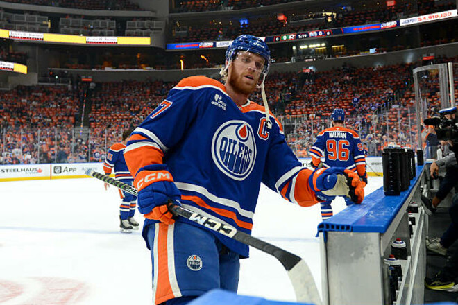 Другий після Гретцкі. Макдевід знаходиться в одному асисті від сотні