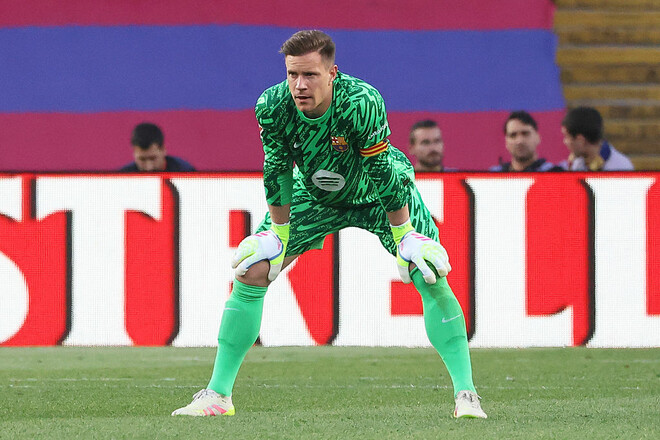 Барселона хочет избавиться от вратаря-ветерана и нашла замену