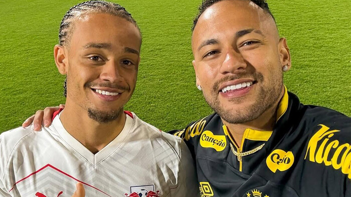 ВИДЕО. Неймар и Хави Симонс встретились. И организовали крутой баттл