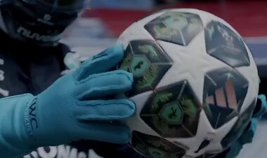 ВІДЕО. Пілот Формули-1 доставив офіційний м'яч на фінал Ліги чемпіопів