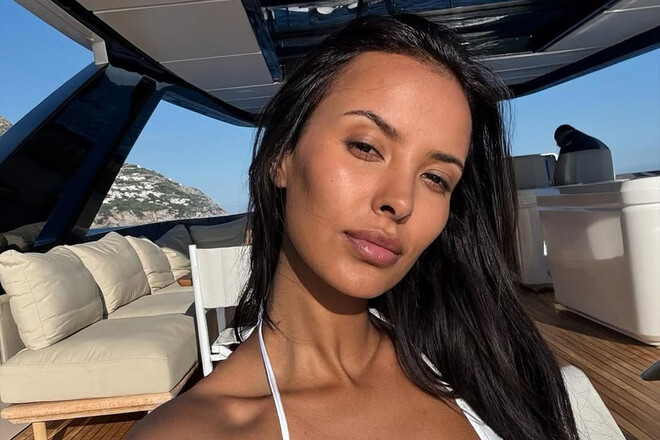 ФОТО. Футболист Ман Сити проводит отпуск с головокружительной красавицей