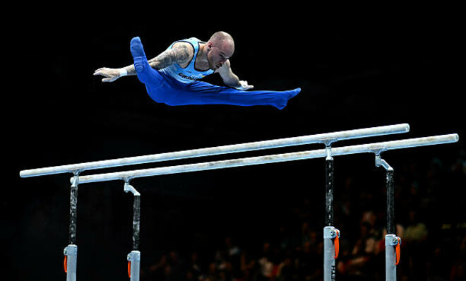 Допустил ошибку. Верняев занял 8-е место на ЧЕ в упражнениях на брусьях
