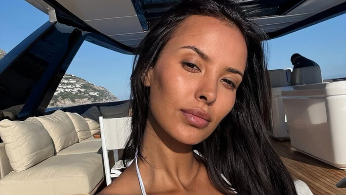 ФОТО. Футболіст Ман Сіті проводить відпустку із запаморочливою красунею