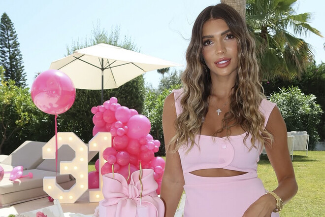 ФОТО. Жена футболиста сборной Украины красиво отметила ДР в Испании