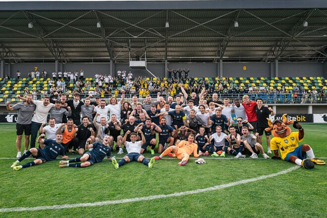 ВІДЕО. З шампанським у руках. Як Металіст 1925 вихід до УПЛ святкував