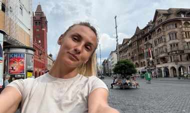 ФОТО. Придется быть левшой. Леся Цуренко перенесла операцию на руке