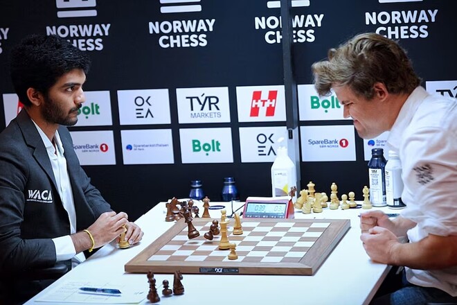 ВИДЕО. Карлсен взбесился и стукнул кулаком по столу, проиграв партию