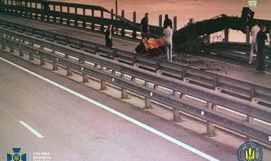 Підірвано опори. СБУ втретє вразила Кримський міст