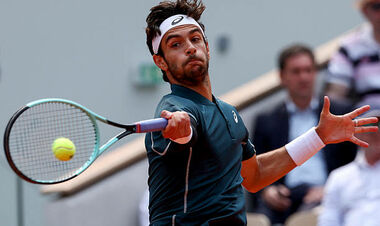 Video Disqualification? Quarterfinalist RG hit the ball with your foot and hit the judge