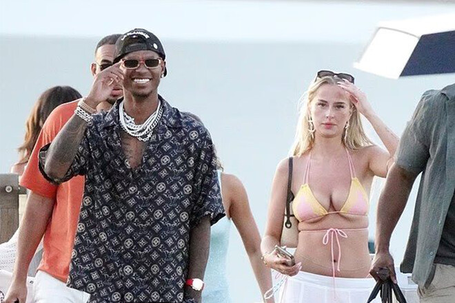 ФОТО. Звездного нападающего поймали в компании роскошной блондинки