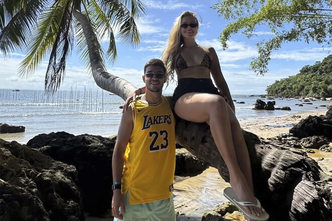 ФОТО. Футболист Полесья проводит отпуск в житомирском гидропарке