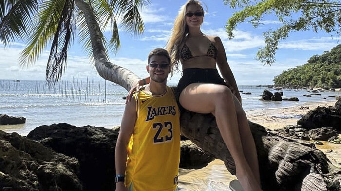 ФОТО. Футболист Полесья проводит отпуск в житомирском гидропарке