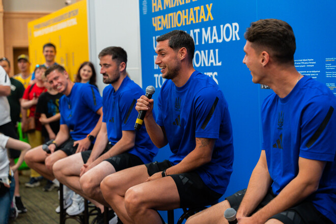 ФОТО. Футболісти збірної України зустрілися з вболівальниками в Торонто