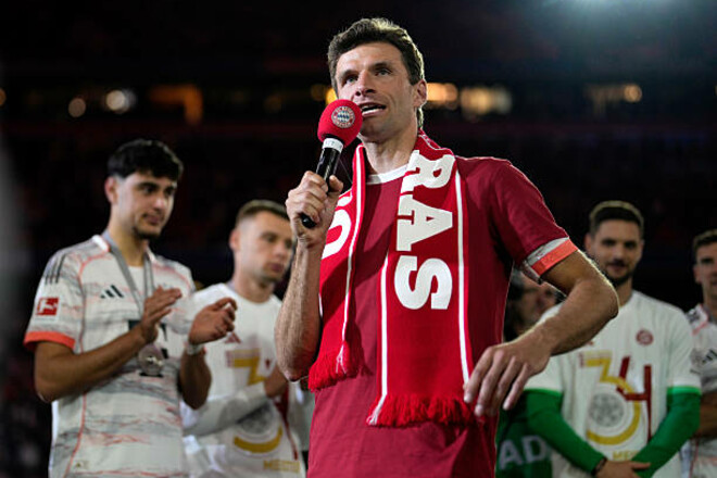 ФОТО. Баварія помпезно попрощалась з Мюллером. Німець не стримав сліз