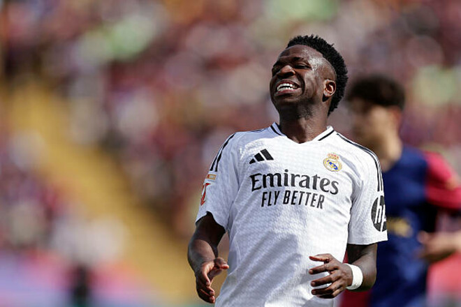 ФОТО. Фанаты Севильи попытались запугать Винисиуса. Они вывесили его куклу