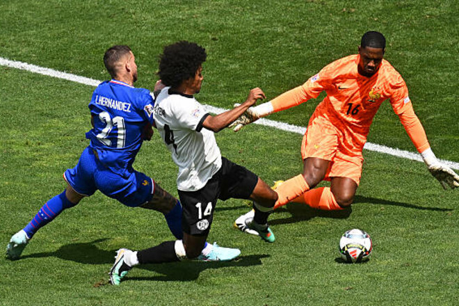 ФОТО. Рефері скасував пенальті у матчі Німеччина – Франція і покарав гравця