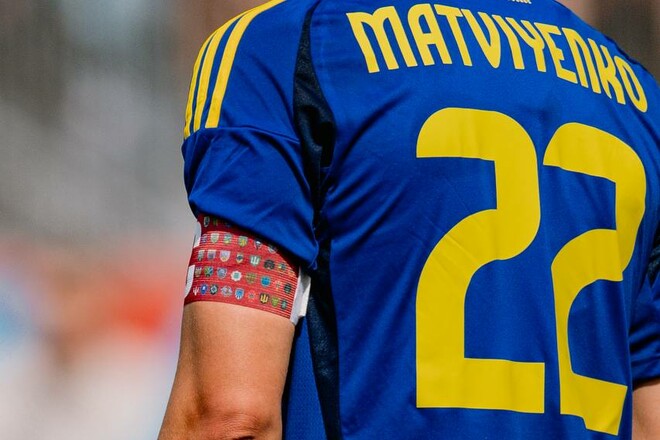 ФОТО. Капітанська пов'язка на гру з Канадою – символ боротьби України