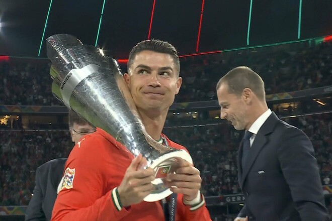 ВІДЕО. Роналду ледь не випустив трофей Ліги націй під час нагородження