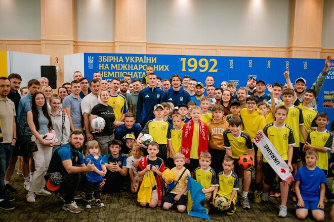 ФОТО. Игроки сборной провели встречу с украинской диаспорой в Канаде