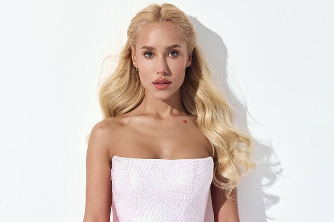 ВИДЕО. Девушка футболиста Динамо обескуражила сексуальным платьем