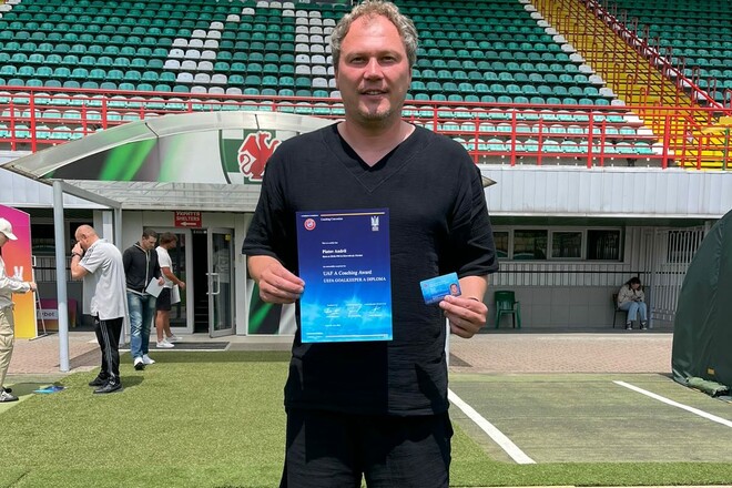 ФОТО. Кучерявый коуч. Пятов получил тренерскую лицензию категории A