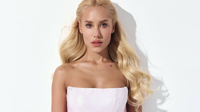 ВІДЕО. Дівчина футболіста Динамо збентежила сексуальною сукнею