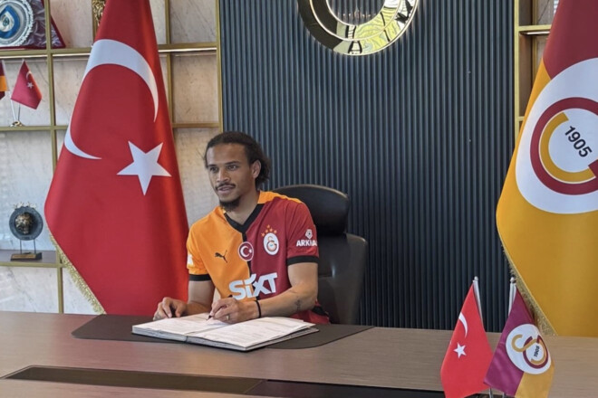 Встречали тысячи фанатов. Галатасарай транслировал приезд Сане в эфире