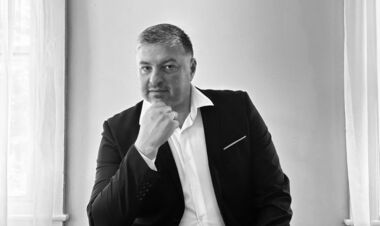 Людина, яка тримає гру в рамках