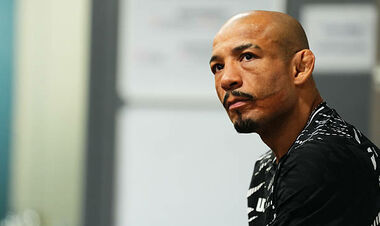 Легендарный экс-чемпион UFC завершил карьеру после спорного поражения