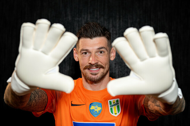 Колишній воротар збірної України лаконічно відреагував на звільнення Ашура