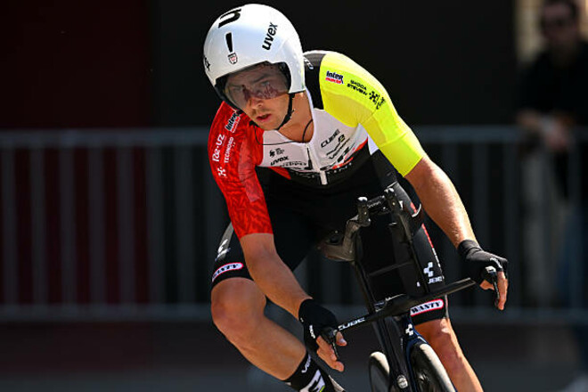 ВІДЕО. На Giro d'Italia 2025 козел атакував велогонщика