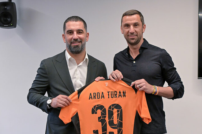 ФОТО. Дарио Срна представил Арду Турана футболистам Шахтера