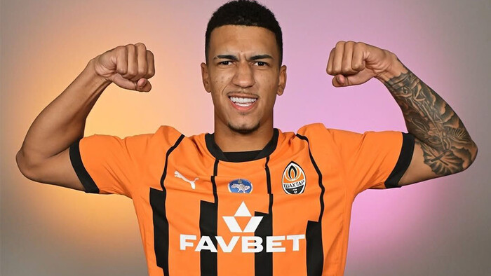 ФОТО. Футболіст Шахтаря показав ювелірні прикраси, які він купив